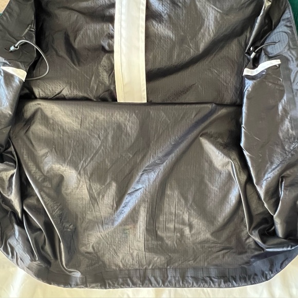 On Running Lightweight Windbreaker Jacket White Black Men’s XL - Picture 10 of 11